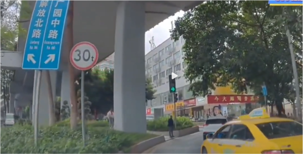 现货配资门户 印度人在中国街头大小便，被拍了，不止一城